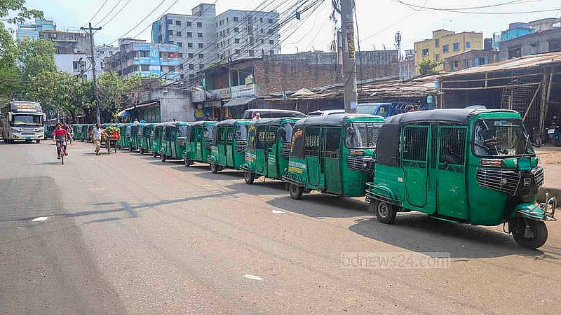 রাজধানীর গোপীবাগ এলাকার একটি সিএনজি স্টেশনের বাহিরে গাড়ির দীর্ঘ সারি। এ স্টেশনে গ্যাস থাকলেও ‘চাপ’ খুবই কম। ছবি: আব্দুল্লাহ আল মমীন