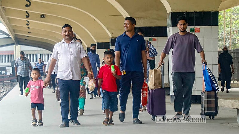 ট্রেনে ‘ঈদযাত্রার’ প্রথম দিন শুক্রবার কমলাপুর রেলওয়ে স্টেশনে ছিল ঘরমুখো মানুষের আনাগোনা