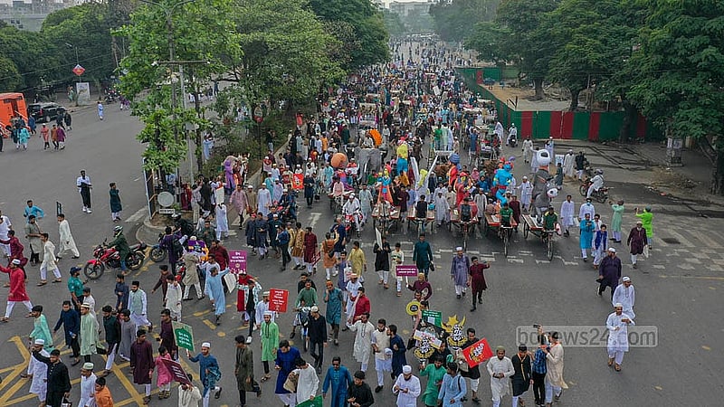 ব্যান্ড পার্টির বাজনা, ঘোড়ার গাড়ি এবং মুঘল আমলের ইতিহাস তুলে ধরা নানা ছবি নিয়ে রাজধানীর ঈদ আনন্দ শোভাযাত্রা। ঢাকা উত্তর সিটি করপোরেশন আয়োজিত এ মিছিল আগারগাঁও হয়ে খামার বাড়ি মোড় পেরিয়ে মানিক মিয়া এভিনিউয়ে সংসদ ভবনের দক্ষিণ প্লাজায় গিয়ে শেষ হয়।