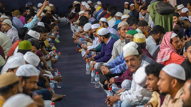 বায়তুল মোকাররম জাতীয় মসজিদে শুক্রবার ইফতারের অপেক্ষা। ছবি: আব্দুল্লাহ আল মমীন