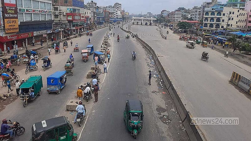 এক দফা দাবিতে অসহযোগ আন্দোলনের প্রথম দিন রোববার বেলা পৌনে ১১টায় রায়েরবাগে ঢাকা-চট্টগ্রাম মহাসড়কের চিত্র। ছবি: আবু তালেব