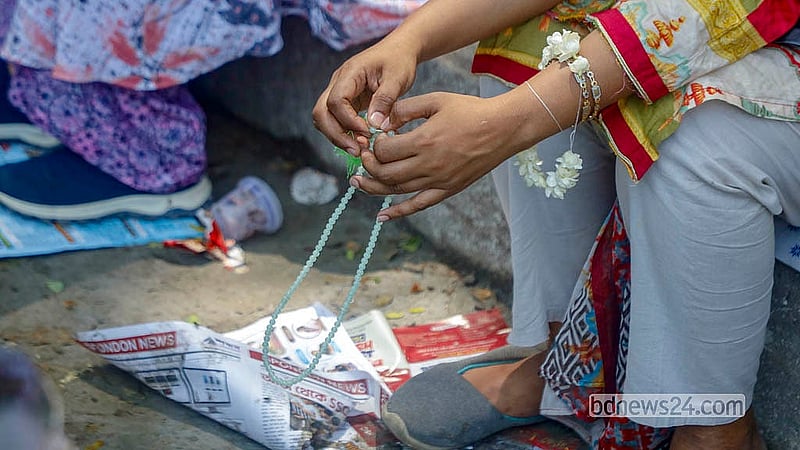 মতিঝিল সরকারি বালক উচ্চ বিদ্যালয় কেন্দ্রে পরীক্ষা দিচ্ছে সন্তান; কেন্দ্রের বাইরে তসবি হাতে এক মা
