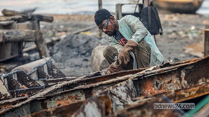 ঢাকার কেরাণীগঞ্জে বুড়িগঙ্গা নদীর তীরের ডকইয়ার্ডগুলোতে অত্যন্ত ঝুঁকি নিয়ে পুরনো জাহাজ কাটার কাজ করেন শ্রমিকরা। ন্যায্য পারিশ্রমিক না পাওয়ার অভিযোগ রয়েছে তাদের।  ছবি: আব্দুল্লাহ আল মমীন