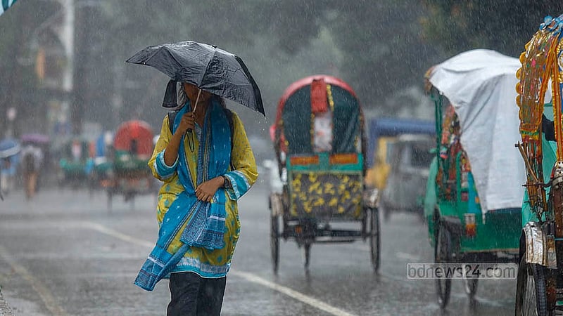 বঙ্গোপসাগরে সৃষ্ট গভীর নিম্নচাপের কারণে রাজধানীতে বৃহস্পতিবার বাতাসের সঙ্গে ছিল একনাগাড়ে বৃষ্টি। ছবি: মাহমুদ জামান অভি