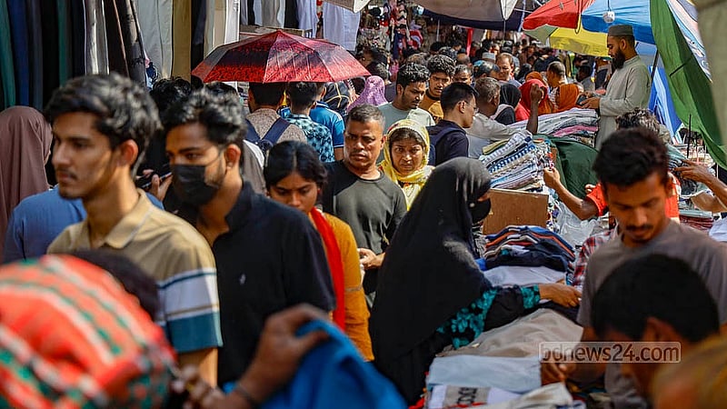 নিউমার্কেট এলাকার ফুটপাতের দোকানগুলোতে সব বয়সীদের আনাগোনা থাকলেও তরুণদের সংখ্যাই বেশি। ছবি: মাহমুদ জামান অভি