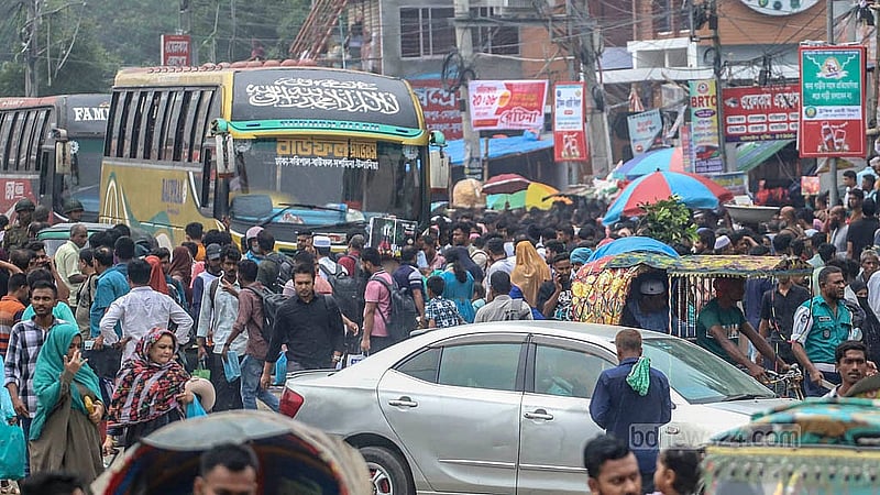 কোরবানির ঈদের লম্বা ছুটি কাটাতে ঢাকা ছাড়ছে মানুষ।বৃহস্পতিবার রাজধানীর দোলাইপাড় এলাকার চিত্র। ছবি: আব্দুল্লাহ আল মমীন