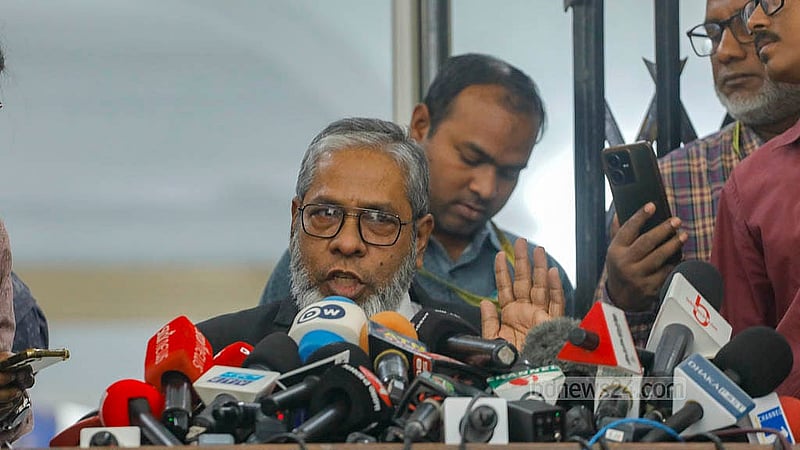 জুলাই অভ্যুত্থান দমানোর চেষ্টায় মানবতাবিরোধী অপরাধের মামলায় আন্তর্জাতিক অপরাধ ট্রাইব্যুনালে শেখ হাসিনার পক্ষে রাষ্ট্রনিযুক্ত আইনজীবী মো. আমির হোসেন সাংবাদিকদের সঙ্গে কথা বলছেন