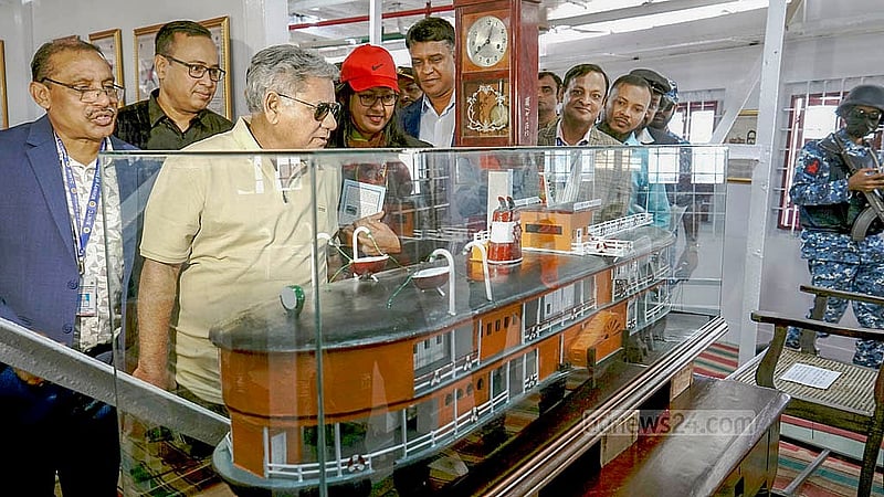 শতবর্ষী স্টিমার পিএস মাহসুদের চলাচল শনিবার উদ্বোধন করে নৌযানটি ঘুরে দেখেন নৌ উপদেষ্টা এম. সাখাওয়াত হোসেন।