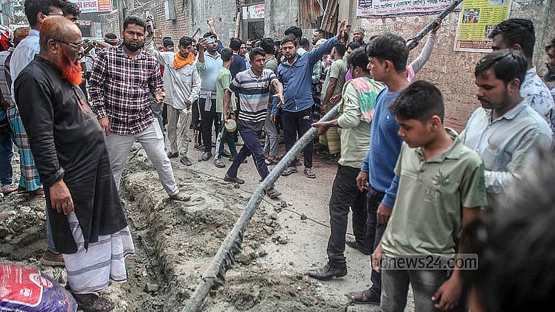 গ্যাস সংকট নিয়ে রায়েরবাগের বাসিন্দারা ঢাকা-চট্টগ্রাম মহাসড়ক অবরোধ করার পর ওই এলাকার খানকাহ শরীফ রোডের অবৈধ গ্যাস সংযোগ বিছিন্ন করে তিতাস