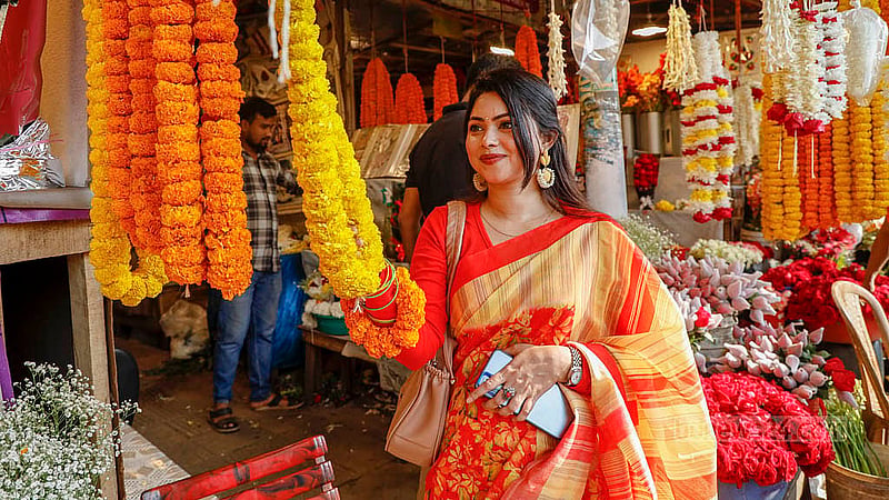 শাহবাগের দোকানগুলোতে কেনাকাটার পাশাপাশি বৃহস্পতিবার অনেকে ফুলের সঙ্গে ছবিও তুলেছেন। ছবি: মাহমুদ জামান অভি
