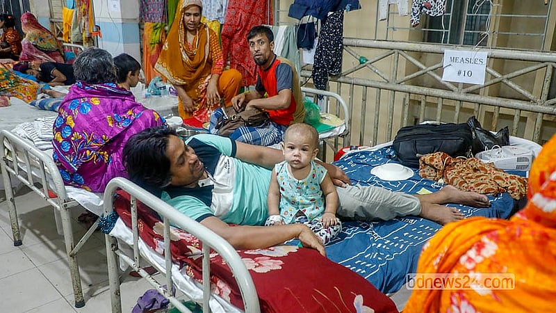 হামের উপসর্গ নিয়ে অনেক শিশু চিকিৎসা নিচ্ছে ঢাকার মুগদা মেডিকেল কলেজ হাসপাতালে