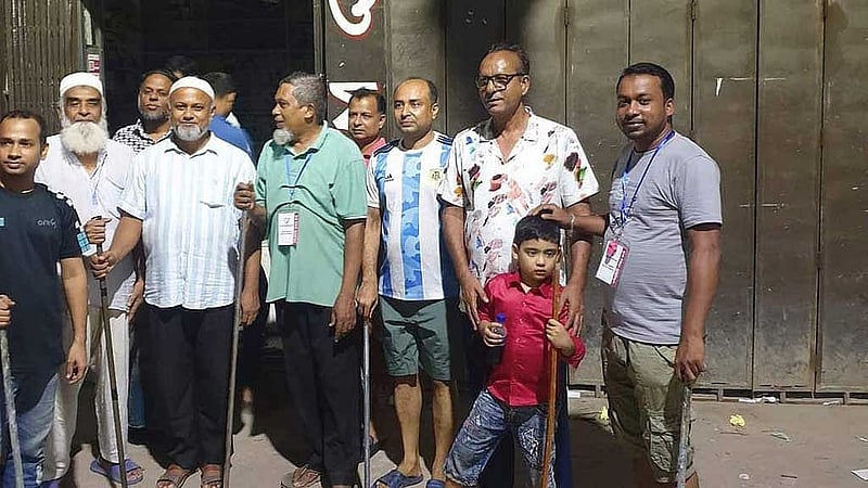 ঢাকায় ডাকাতের হানার খবর বেশি পাওয়া যাচ্ছে মোহাম্মদপুর ও মিরপুর এলাকায়। স্থানীয়দের অভিযোগ, বস্তি থেকে আসা ছেলেরাই লুট করার চেষ্টা করছে।