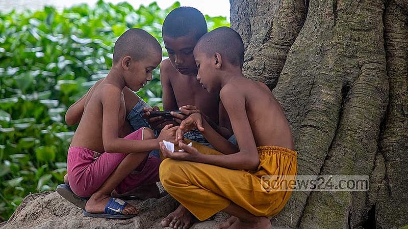 শহরের মত গ্রামের শিশুদের মধ্যেও মোবাইলে আসক্তি বেড়েছে।