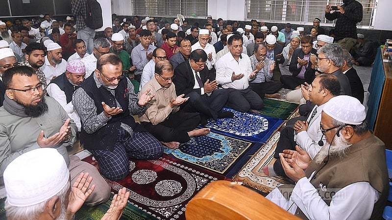 ঢাকা বিশ্ববিদ্যালয় প্রশাসনের উদ্যোগে রোববার নবাব নওয়াব আলী চৌধুরী সিনেট ভবন মসজিদে বিএনপি চেয়ারপারসন খালেদা জিয়ার সুস্থতা কামনায় দোয়া মাহফিল হয়।