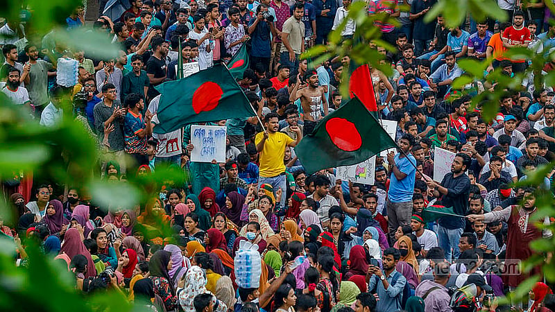 ৪ জুলাই ২০২৪: সরকারি চাকরিতে কোটার বিরোধিতা করে রাজধানীতে আন্দোলনে নামেন শিক্ষার্থীরা। তার আগ দিয়ে আদালতের রায়ে মুক্তিযোদ্ধা কোটা পুনর্বহাল হলে শিক্ষার্থীরা নামেন রাজপথে। ছবি: মাহমুদ জামান অভি