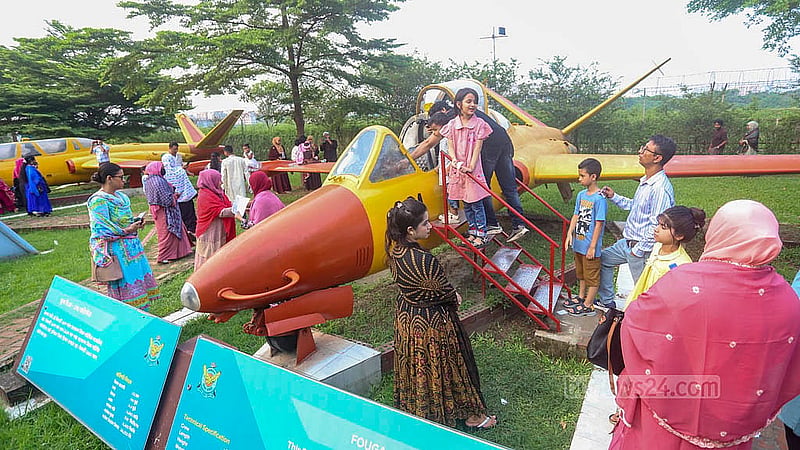 বেলা বাড়ার সঙ্গে সঙ্গে সোমবার শিশুদের মিলনমেলায় পরিণত হয় রাজধানীর তেজগাঁওয়ের বিমান জাদুঘর।  ছবি: আব্দুল্লাহ আল মমীন