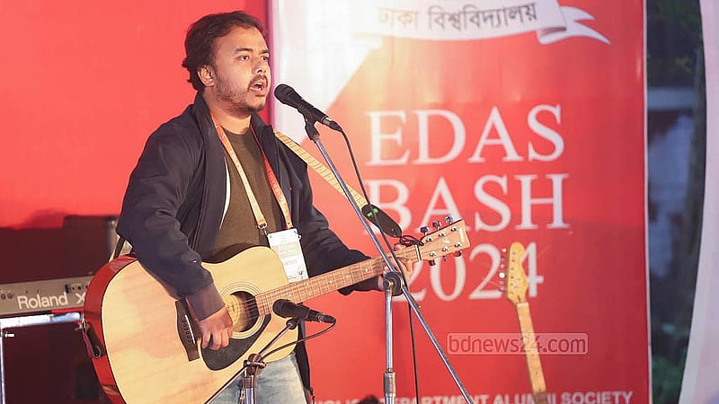 টিএসসিতে শনিবার ঢাকা বিশ্ববিদ্যালয়ের ইংরেজি বিভাগের সাবেক শিক্ষার্থীদের পুনর্মিলনীর আয়োজনে ছিল সাংস্কৃতিক পরিবেশনাও