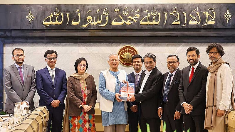 সংবিধান সংস্কার কমিশনের প্রধান অধ্যাপক আলী রীয়াজ গত ১৫ জানুয়ারি তাদের প্রতিবেদন তুলে দেন প্রধান উপদেষ্টা মুহাম্মদ ইউনূসের হাতে।