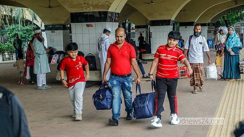 কমলাপুর রেল স্টেশনে শুক্রবার ট্রেনে ছিল না হুড়োহুড়ি, স্বাচ্ছন্দ্যে ট্রেনে চড়তে পেরে খুশি যাত্রীরা