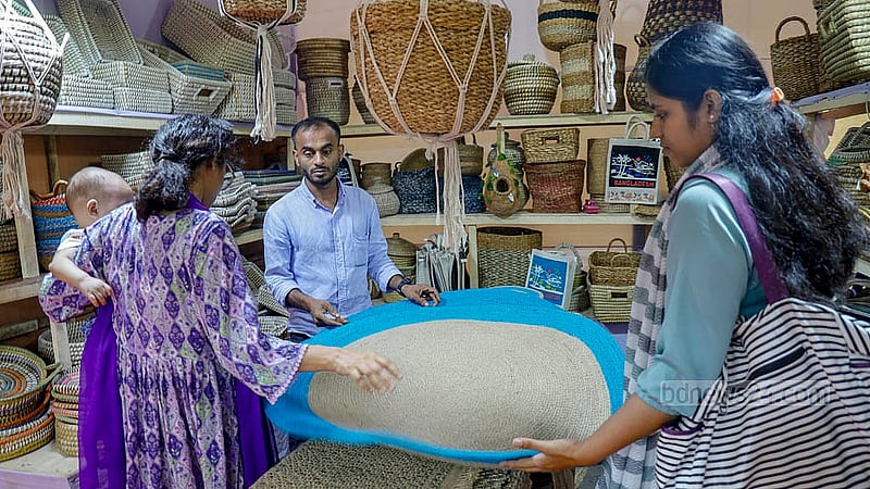 ইলেকট্রনিকস, পোশাক, খাদ্যপণ্য, হস্তশিল্পসহ বিভিন্ন পণ্যের স্টল নিয়ে আগারগাঁও চীন মৈত্রী সম্মেলন কেন্দ্রে চলছে আন্তর্জাতিক বাণিজ্য মেলা। ছবি: মাহমুদ জামান অভি