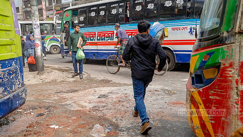 ব্যস্ত সড়কে চলন্ত গাড়ির সামনে দৌড়ে পার হচ্ছেন পথচারীরা। ঢাকার পল্টন এলাকায় এমন দৃশ্য প্রতিদিনের, কিন্তু নেওয়া হয় না কোনো পদক্ষেপ। ছবি: মাহমুদ জামান অভি