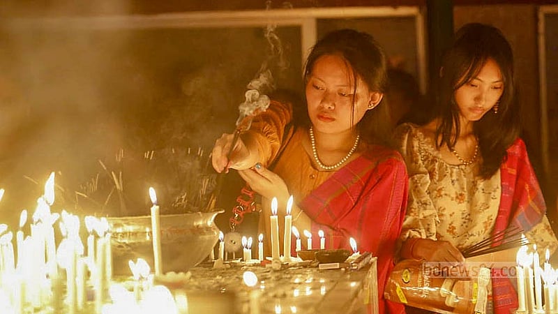 প্রবারণা পূর্ণিমায় বুধবার ঢাকার বাসাবো ধর্মরাজিক বৌদ্ধবিহারে মোমবাতি জ্বালান পুণ্যার্থীরা।