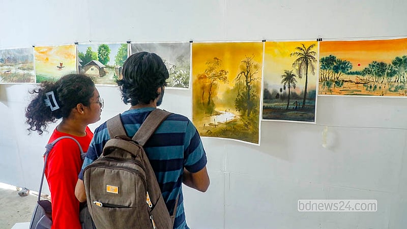 পহেলা বৈশাখকে সামনে রেখে ঢাকা বিশ্ববিদ্যালয়ের চারুকলা অনুষদে বিক্রির জন্য শিক্ষার্থীদের শিল্পকর্ম