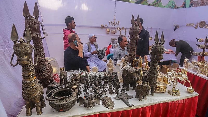 জয়নুল উৎসবে বিক্রির জন্য সাজিয়ে রাখা হয়েছে কাঁসা-পিতলের বিভিন্ন পণ্য। এগুলো কোনো কোনোটির দাম ৩০০ থেকে শুরু করে ৭০ হাজার টাকা পর্যন্ত। ছবি: আব্দুল্লাহ আল মমীন
