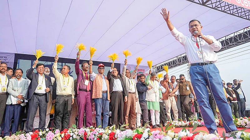 সিরাজগঞ্জের বিসিক শিল্প পার্কে শনিবার দুপুরে নির্বাচনি জনসভায় তারেক রহমানের পেছনে ধানের শীষ হাতে দলের প্রার্থীরা।