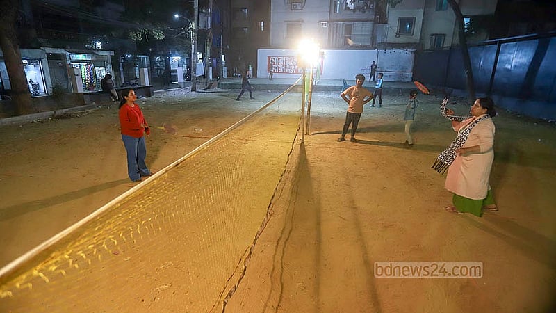 ঢাকার কলাবাগান তেঁতুলতলা মাঠে ফ্লাডলাইটের আলোয় ব্যাডমিন্টন খেলছেন সংস্কৃতি কর্মী সৈয়দা রত্না। ২০২২ সালে এই মাঠ রক্ষার্থে ফেইসবুক লাইভ করার পর তিনি পুলিশের হাতে আটক হয়েছিলেন। ছবি: আব্দুল্লাহ আল মমীন