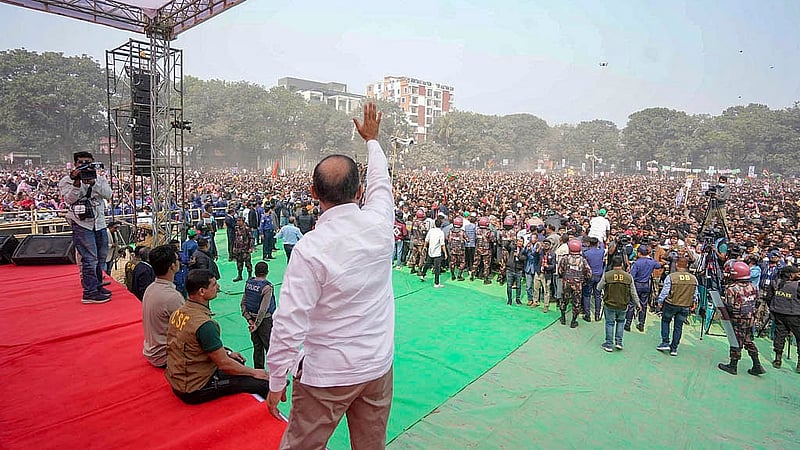 ঠাকুরগাঁওয়ে সরকারি বালক উচ্চবিদ্যালয় মাঠে শনিবার নির্বাচনি জনসভায় যোগ দিয়ে হাত নেড়ে শুভেচ্ছা জানান বিএনপির চেয়ারম্যান তারেক রহমান