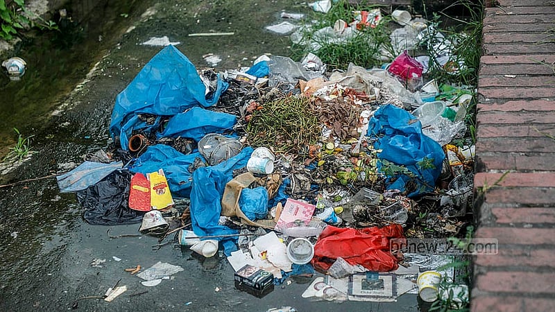 সংসদ ভবনের সীমানা ঘেঁষা মানিক মিয়া অ্যাভিনিউয়ের ফুটপাতে ভ্রাম্যমাণ দোকানগুলো খাবারের খালি প্যাকেট, প্লাস্টিকের বোতল ও অন্যান্য আবর্জনা ফেলায় তা পচে দুর্গন্ধ ছড়াচ্ছে। ছবি: আব্দুল্লাহ আল মমীন