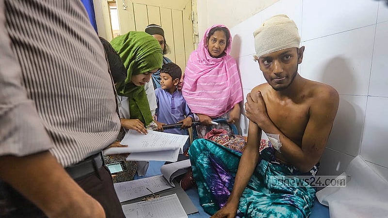 মাহবুবুর রহমান মোল্লা কলেজের শিক্ষার্থীদের হামলায় আহত শহীদ সোহরাওয়ার্দী কলেজর শিক্ষার্থী নাফি উদ্দিনের চিকিৎসা চলছে ন্যাশনাল মেডিকেল ইনস্টিটিউট হাসপাতালে। ছবি: আব্দুল্লাহ আল মমীন