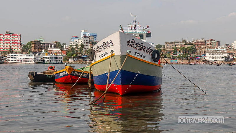 ঢাকার কেরাণীগঞ্জে বুড়িগঙ্গা নদীর তীরের তিন কিলোমিটার এলাকা জুড়ে ডকইয়ার্ডগুলোতে প্রতি বছর শতশত নতুন জাহাজ তৈরি ও পুরনো জাহাজ মেরামত করা হয়ে থাকে।  ছবি: আব্দুল্লাহ আল মমীন