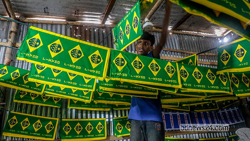বিশ্বকাপ ফুটবল সামনে রেখে ঢাকার কদমতলী এলাকার একটি কারখানায় পতাকা শুকানো হচ্ছে