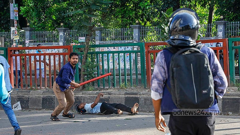 ১৬ জুলাই ২০২৪: ঢাকা কলেজের সামনে আন্দোলনকারী শিক্ষার্থীদের সঙ্গে যুবলীগ ও ছাত্রলীগের নেতা–কর্মীদের সংঘর্ষে এক যুবক নিহত হন। ছবি: মাহমুদ জামান অভি