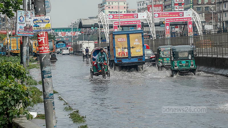 ঢাকা-চট্টগ্রাম মহাসড়কে জলাবদ্ধতার কারণে সোমবার যানবাহন চলাচলে বিঘ্নিত হয়েছে। দুপুরে যাত্রাবাড়ীর কুতুবখালী এলাকায় দেখা দেয় এ জলাবদ্ধতা। ছবি: আব্দুল্লাহ আল মমীন