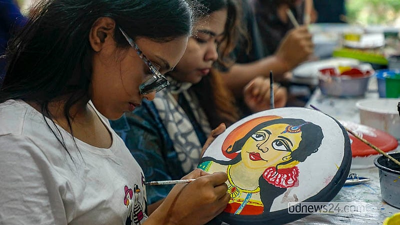 পহেলা বৈশাখকে সামনে রেখে ঢাকা বিশ্ববিদ্যালয়ের চারুকলা অনুষদে বিক্রির জন্য শিক্ষার্থীদের শিল্পকর্ম