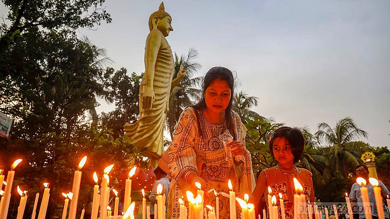 প্রবারণা পূর্ণিমায় সোমবার ঢাকার বাসাবো ধর্মরাজিক বৌদ্ধবিহারে মোমবাতি প্রজ্বালনে বড়দের সঙ্গে ছিল ছোটরাও