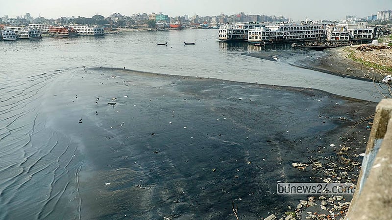 ঢাকার ফরাশগঞ্জ এলাকায় বুড়িগঙ্গায় জেগে উঠেছে বিশাল চর। বর্ষা মৌসুমে অবশ্য জায়গাটি পানির নিচে থাকে