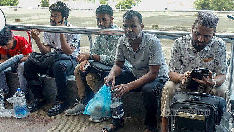 শিডিউল বিপর্যয়ের কারণে রোববার ঢাকার শাহজালাল আন্তর্জাতিক বিমানবন্দরে বহির্গমনের বাইরে বসে আছে অনেকই।  ছবি: আব্দুল্লাহ আল মমীন
