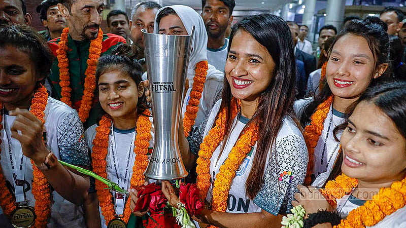 সাফ উইমেনস ফুটসালের প্রথম আসরের ট্রফি হাতে বৃহস্পতিবার সন্ধ্যায় শাহজালাল আন্তর্জাতিক বিমানবন্দরে নারী ফুটবলার মাসুরা পারভীন