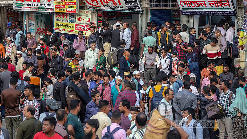 ঢাকার দোলাইরপাড় বাস কাউন্টারের সামনে দক্ষিণাঞ্চলমুখী যাত্রীদের অপেক্ষা। ছবি: আব্দুল্লাহ আল মমীন