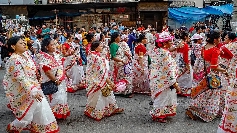 সনাতন ধর্মাবলম্বীদের শ্রী শ্রী জগন্নাথ দেবের রথযাত্রা উৎসবে শুক্রবার বাহারি পোশাকে দেখা যায় নারীদের। ছবি: মাহমুদ জামান অভি