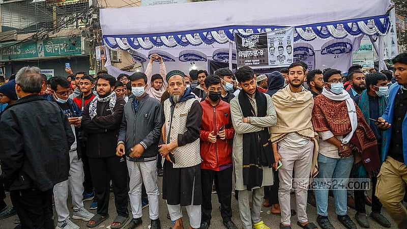 জগন্নাথ বিশ্ববিদ্যালয় কেন্দ্রীয় শিক্ষার্থী সংসদের ভোটগণনা সরাসরি সম্প্রচার করা হচ্ছে ক্যাম্পাসের বাইরে বসানো বড় পর্দায়। ক্যাম্পাসের ভেতরে শিক্ষার্থীরা প্রবেশ করতে না পারায় বাইরে স্ক্রিনের সামনে শিক্ষার্থীদের জটলা বেশি