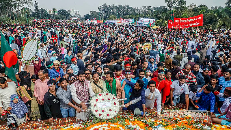 বিজয় দিবসে জাতির বীর সন্তানদের প্রতি শ্রদ্ধা জানাতে সাভারের জাতীয় স্মৃতিসৌধে জড়ো হন হাজারো মানুষ