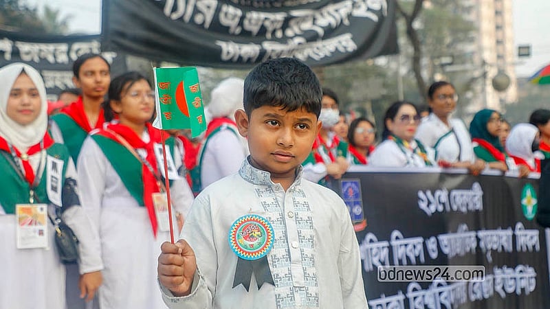 একুশে ফেব্রুয়ারিতে কেন্দ্রীয় শহীদ মিনারে শ্রদ্ধা জানাতে পরিবারের সদস্যদের সঙ্গে যোগ দেয় শিশুরাও।  ছবি: আব্দুল্লাহ আল মমীন