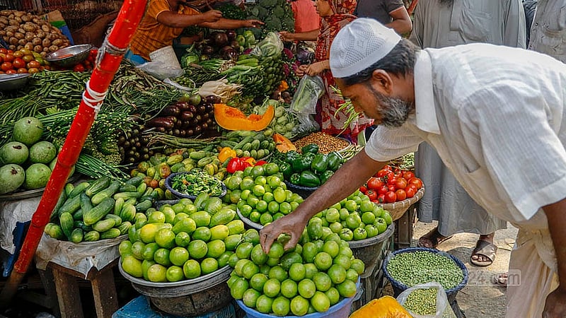 ঢাকার হাতিরপুল বাজারে ১০০ টাকা থেকে ১২০ টাকায় বিক্রি হচ্ছে লেবুর হালি। দোকানিরা জানান, চাহিদা বেশি, কিন্তু সরবরাহ কম থাকায় দাম বেড়েছে লেবুর