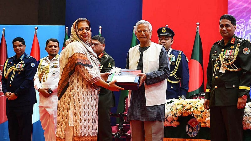 সশস্ত্র বাহিনী দিবস উপলক্ষে প্রধান উপদেষ্টা মুহাম্মদ ইউনূস বৃহস্পতিবার ঢাকা সেনানিবাসে সশস্ত্র বাহিনী দিবসে খেতাবপ্রাপ্ত মুক্তিযোদ্ধা ও তাদের উত্তরাধিকারদের সংবর্ধনা অনুষ্ঠানে উপহার সামগ্রী প্রদান করেন। ছবি: পিআইডি