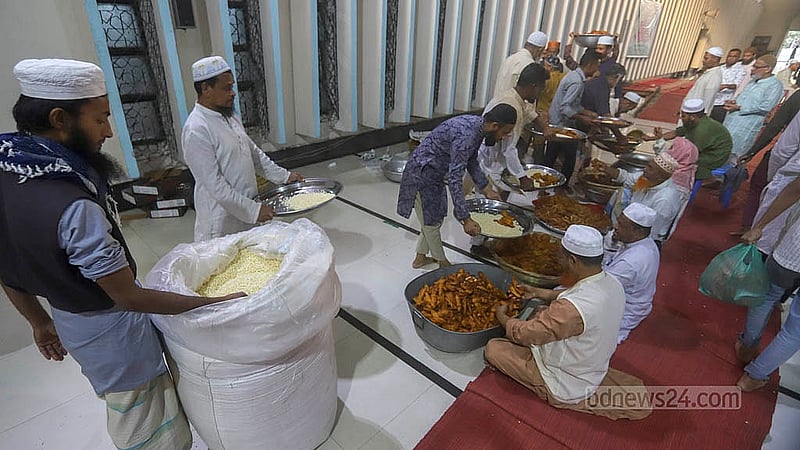 বায়তুল মোকাররম জাতীয় মসজিদে শুক্রবার চলে ইফতারির প্রস্তুতি।  ছবি: আব্দুল্লাহ আল মমীন